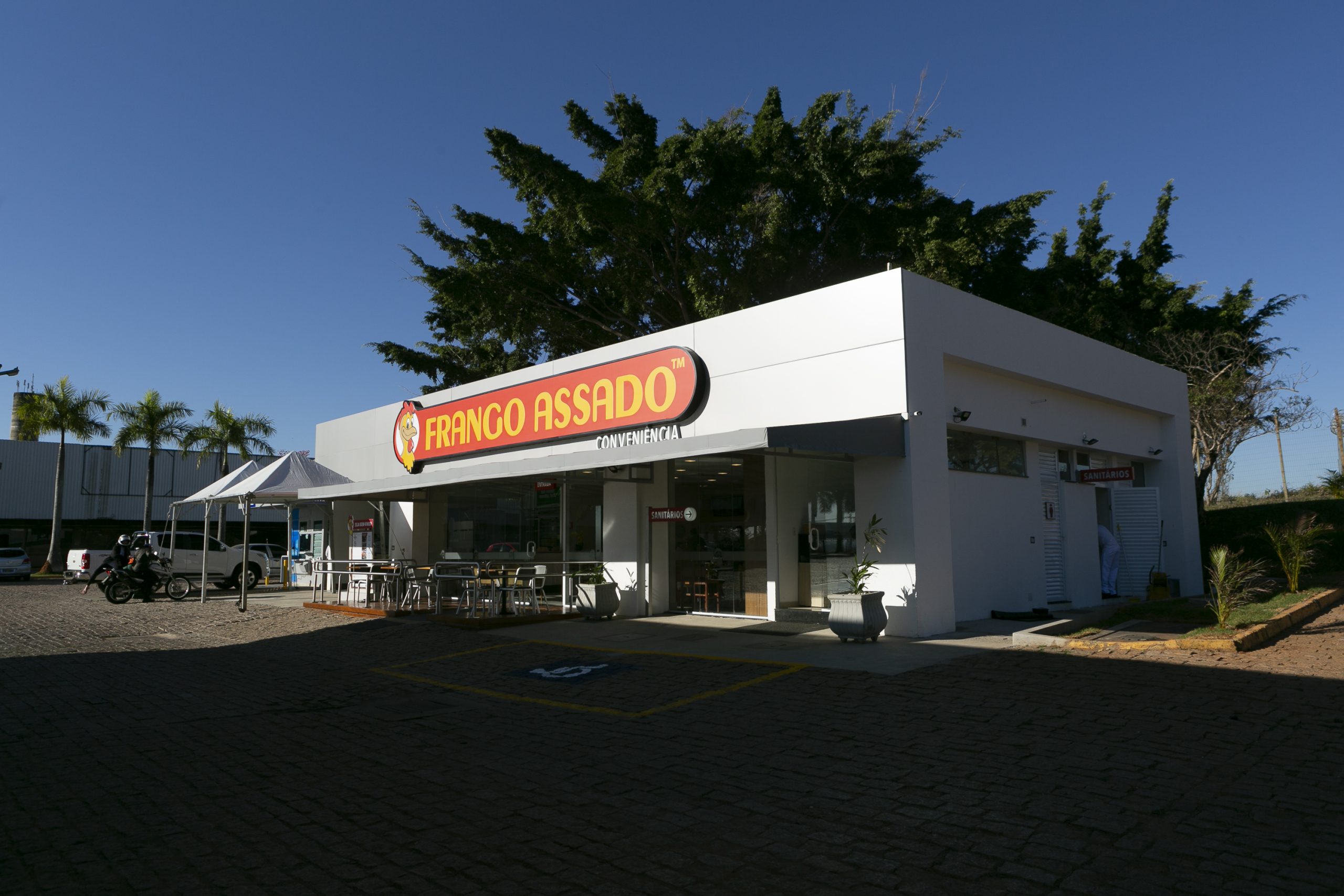 Frango Assado lança sua primeira loja de conveniência
